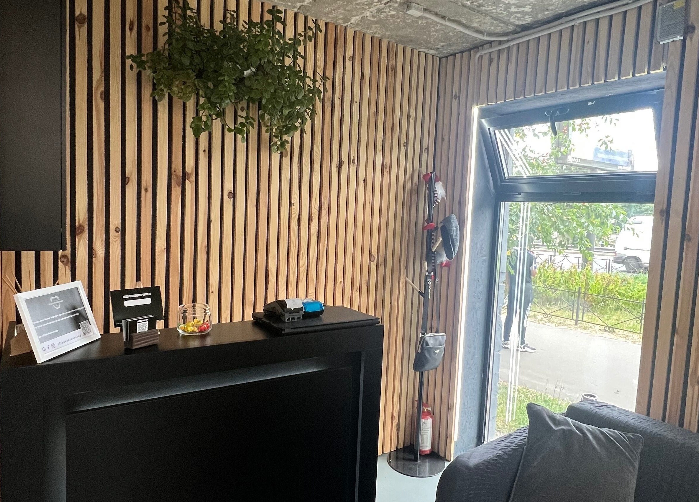 Інтер'єр 1 Fleek Barbershop з дерев'яними панелями, Київ, Київ, UA.