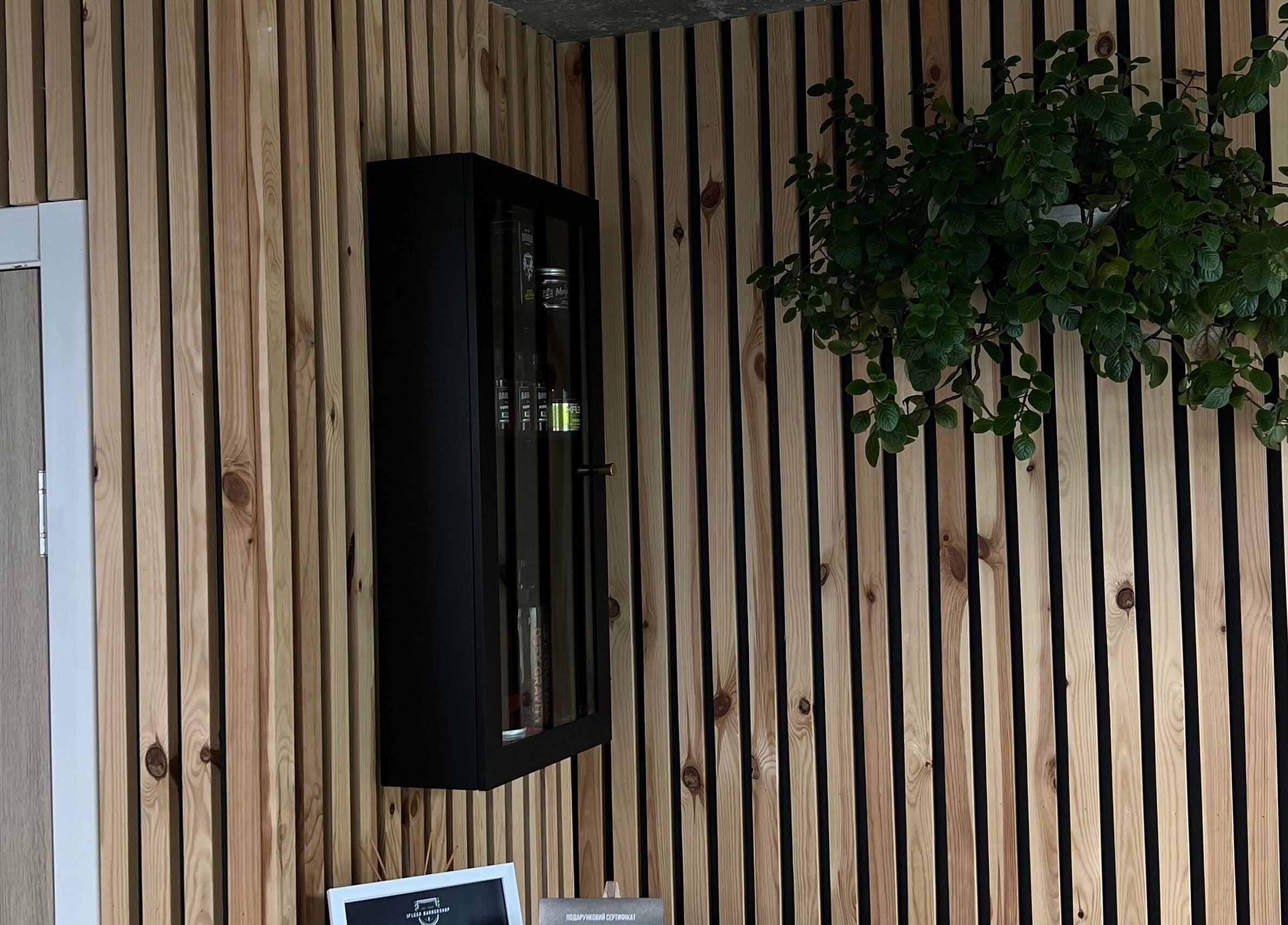 Сучасний інтер'єр з дерев'яними панелями в 1 Fleek Barbershop, Київ, UA.