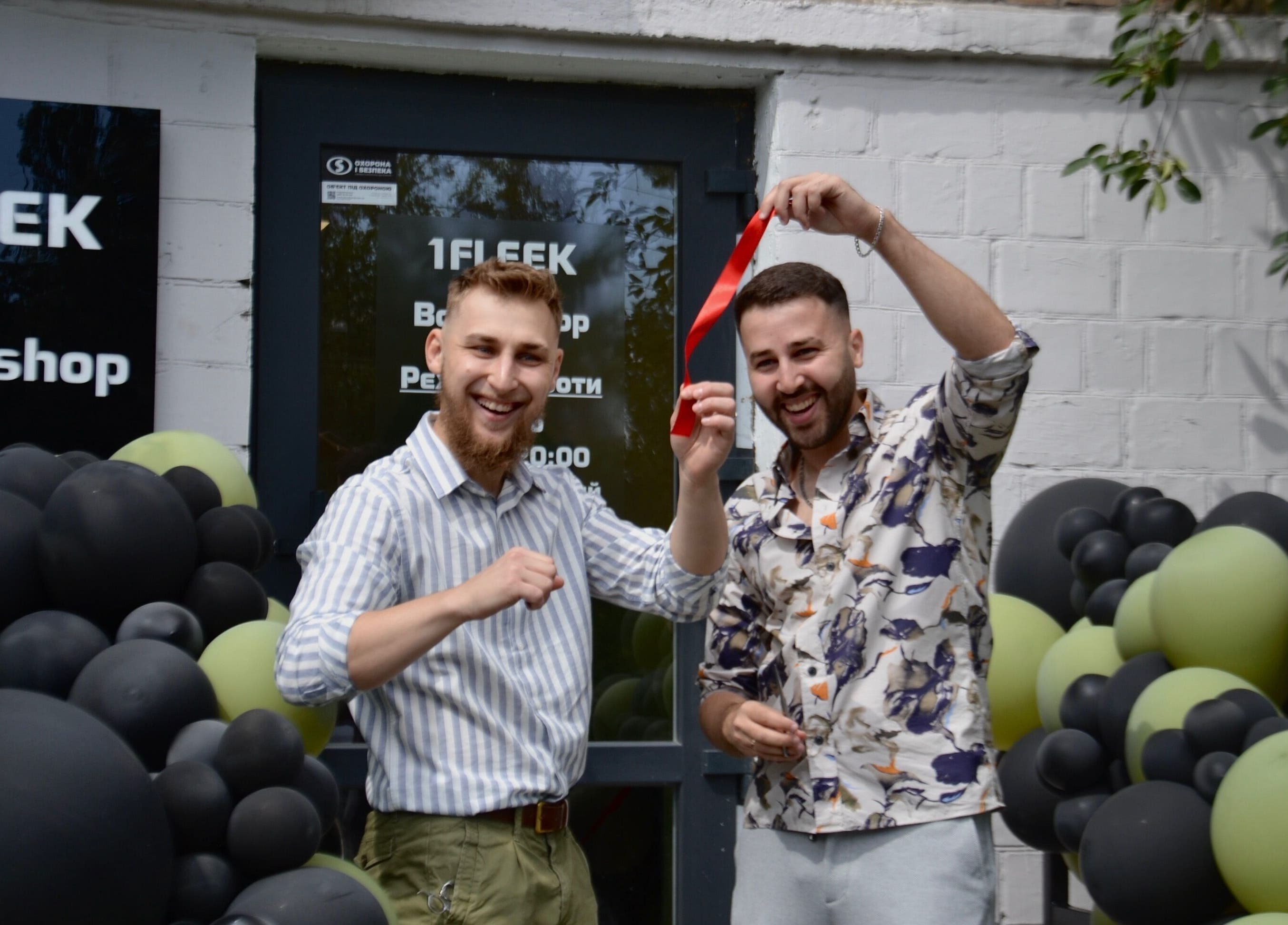 Відкриття 1 Fleek Barbershop у Києві з кількома щасливими чоловіками та кульками.