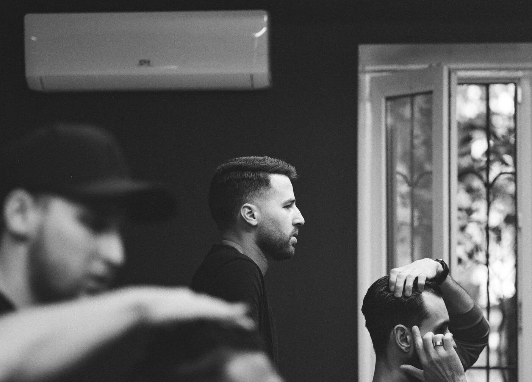 Перукар стриже клієнта у 1 Fleek Barbershop, Київ, Київ, UA.