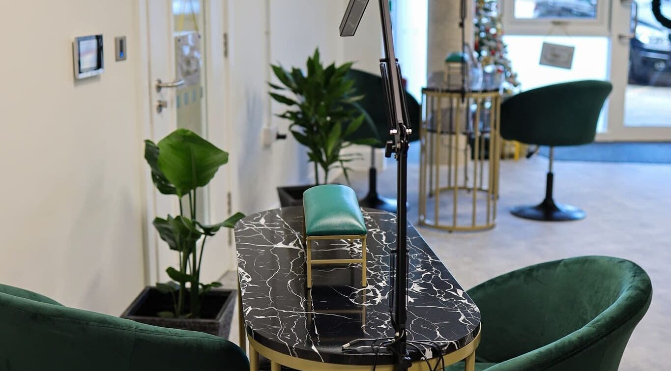 Sophisticated nail station at Maketimeforyou, Houghton Regis, England, GB with modern decor and green chairs.