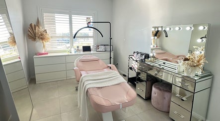 Chic beauty room at Lashes By Jazmyn, Silverdale, New South Wales, AU with a plush pink chair and vanity mirror lights.