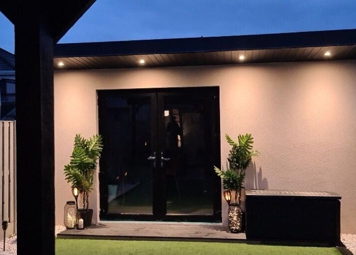 Elegant evening view of Beauty Bar's exterior in Celbridge, County Kildare, IE.