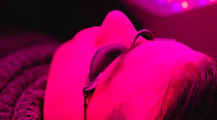Glow treatment at Visage Clinics Brighton-Le-Sands in New South Wales, AU. Relaxing red light therapy session.