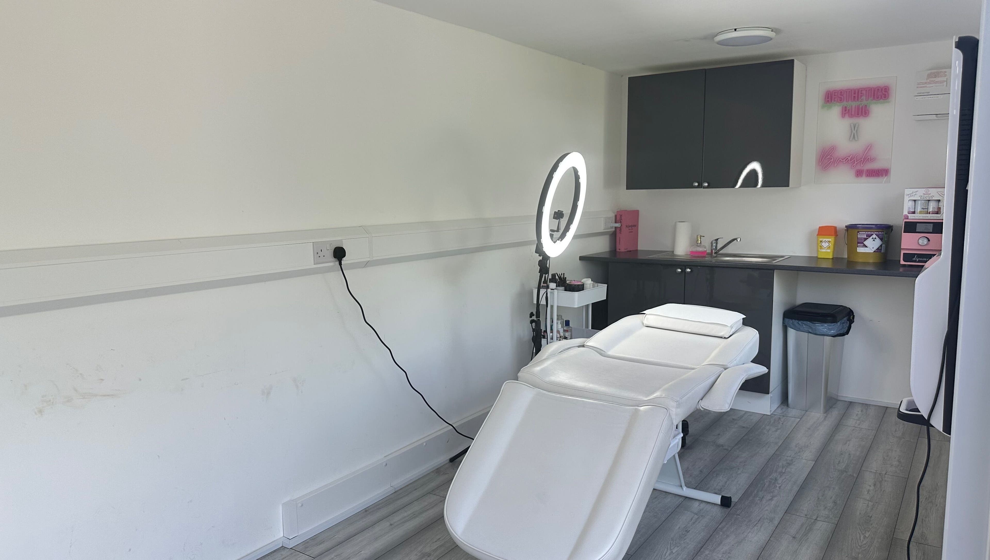 Cozy treatment room at Beauty Plug by Kirsty in Reading, England, GB, featuring a comfortable aesthetic chair.
