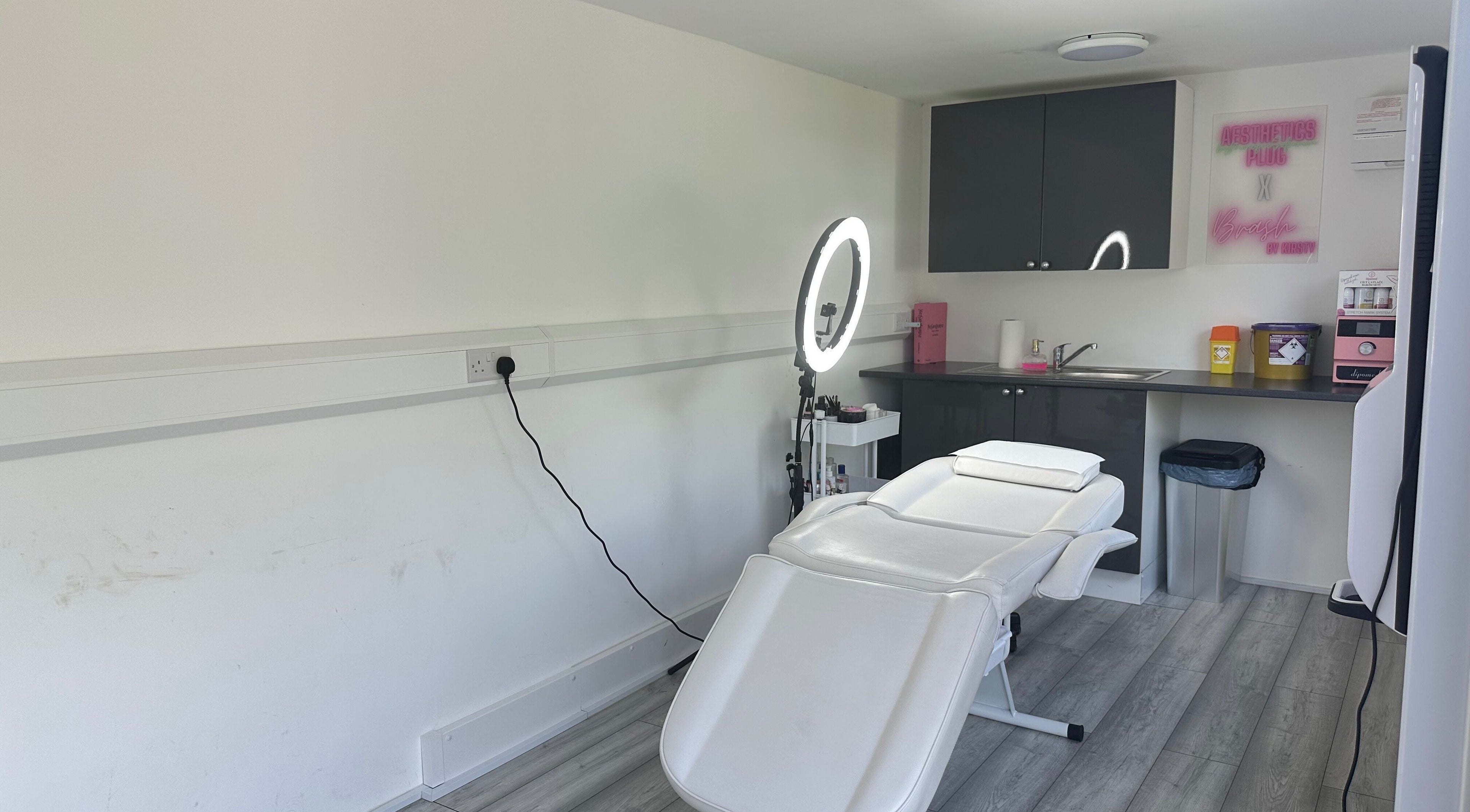 Cozy treatment room at Beauty Plug by Kirsty in Reading, England, GB, featuring a comfortable aesthetic chair.