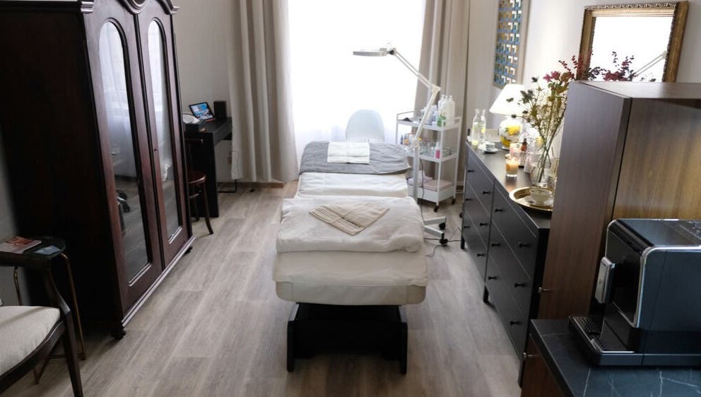 Relaxační místnost v Ohhh my Face, Jihomoravský Kraj, Jihomoravský Kraj, CZ s masážním stolem a dekoracemi.