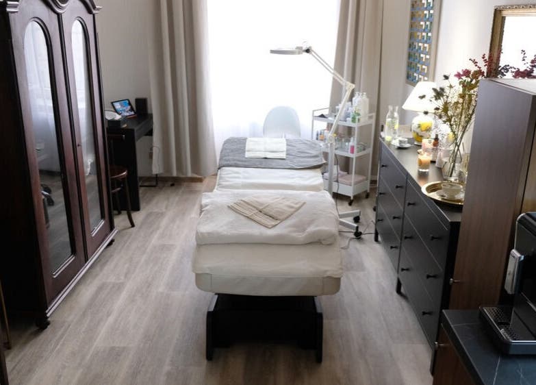 Relaxační místnost v Ohhh my Face, Jihomoravský Kraj, Jihomoravský Kraj, CZ s masážním stolem a dekoracemi.