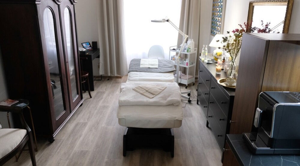 Relaxační místnost v Ohhh my Face, Jihomoravský Kraj, Jihomoravský Kraj, CZ s masážním stolem a dekoracemi.