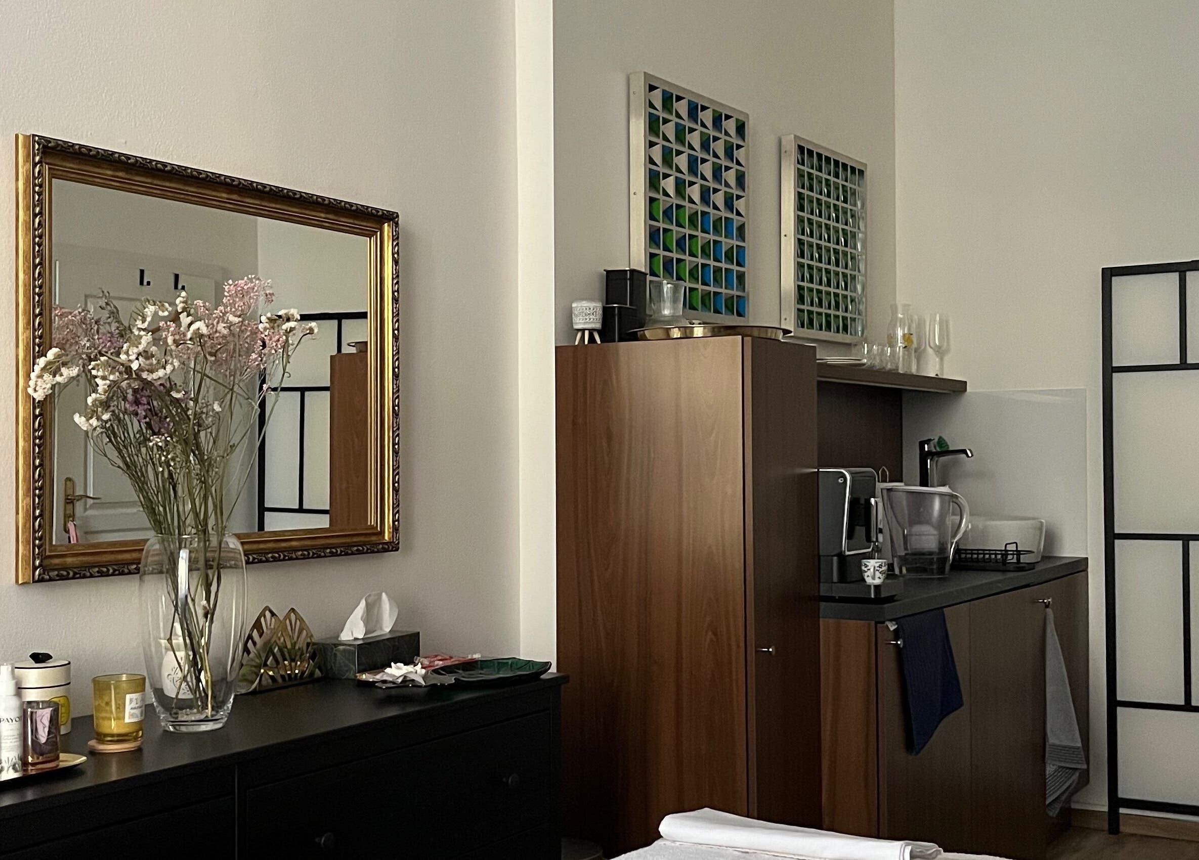 Interiér Ohhh my Face v Jihomoravský Kraj, CZ s elegantním dekorem a zrcadlem.