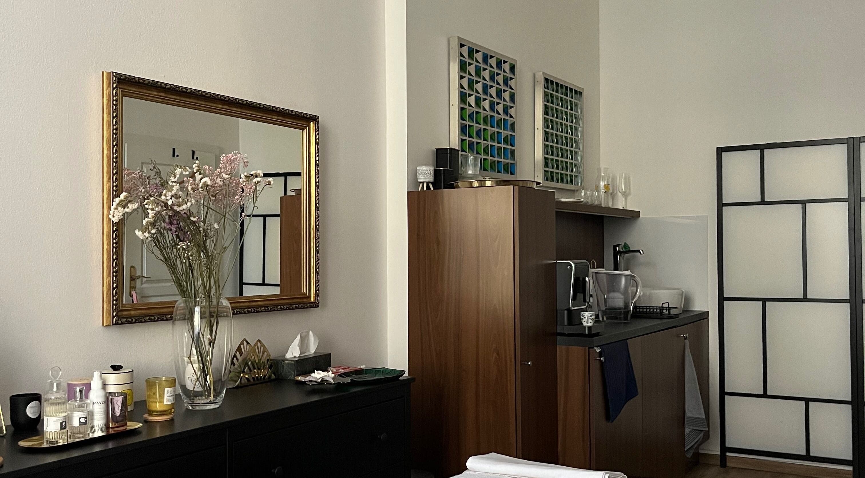 Interiér Ohhh my Face v Jihomoravský Kraj, CZ s elegantním dekorem a zrcadlem.