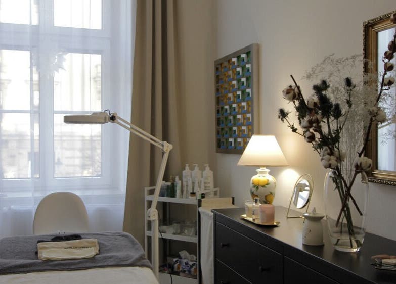 Pokoj pro péči Ohhh my Face v Jihomoravský Kraj, CZ. Elegantní dekor, masážní stůl, jemné osvětlení.