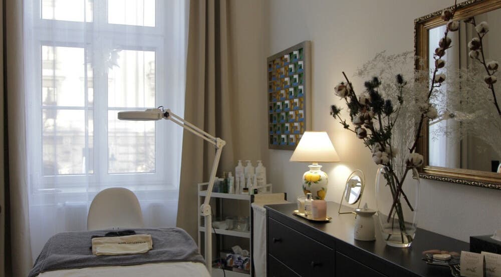 Pokoj pro péči Ohhh my Face v Jihomoravský Kraj, CZ. Elegantní dekor, masážní stůl, jemné osvětlení.