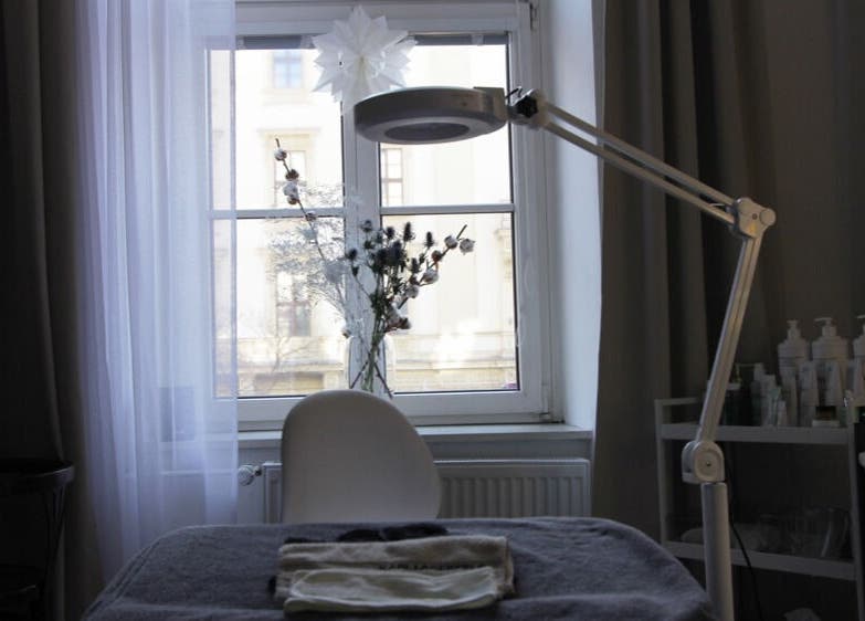 Pokoj pro ošetření v Ohhh my Face, Jihomoravský Kraj, CZ s bílou židlí a květinami u okna.