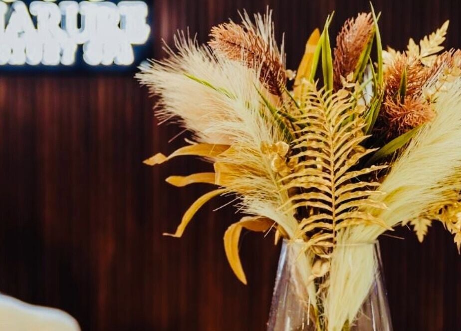 Elegant floral arrangement at Narure Luxe Aesthetics, Emalahleni, Mpumalanga, ZA enhancing serene ambiance.