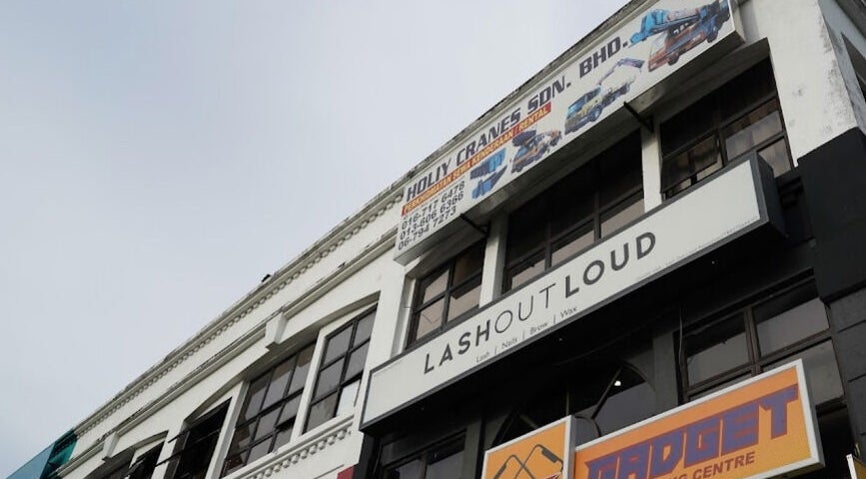 Front facade of Lash Out Loud in Nilai, Negeri Sembilan, MY showcasing its beauty and wellness services.