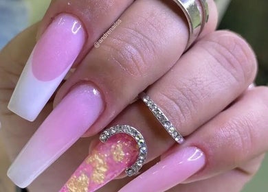 Uñas rosadas elegantes en Andrea Nails & Spa, Santiago, Región Metropolitana, CL, con detalles brillantes.