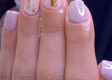 Elegante diseño de uñas en Andrea Nails & Spa, Santiago, Región Metropolitana, CL, con detalles artísticos.