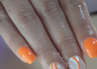 Hermosa manicura en tonos naranjas en Andrea Nails & Spa, Santiago, Región Metropolitana, CL.