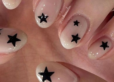 Manicura de estrellas negras en Andrea Nails & Spa, Santiago, Región Metropolitana, CL.