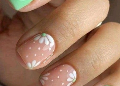 Uñas decoradas con flores delicadas en Andrea Nails & Spa, Santiago, Región Metropolitana, CL.