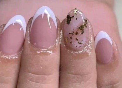Manicura elegante en Andrea Nails & Spa, Santiago, Región Metropolitana, CL con diseño francés y detalles dorados.