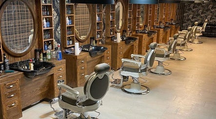 Stilvolle Friseurstühle und Spiegel bei Hairly in Neuss, Nordrhein-westfalen, DE.