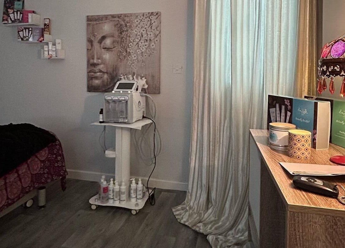 Tranquil therapy room at Beauty & Holistic Therapy, Thornaby, England, GB, featuring a serene decor and equipment.
