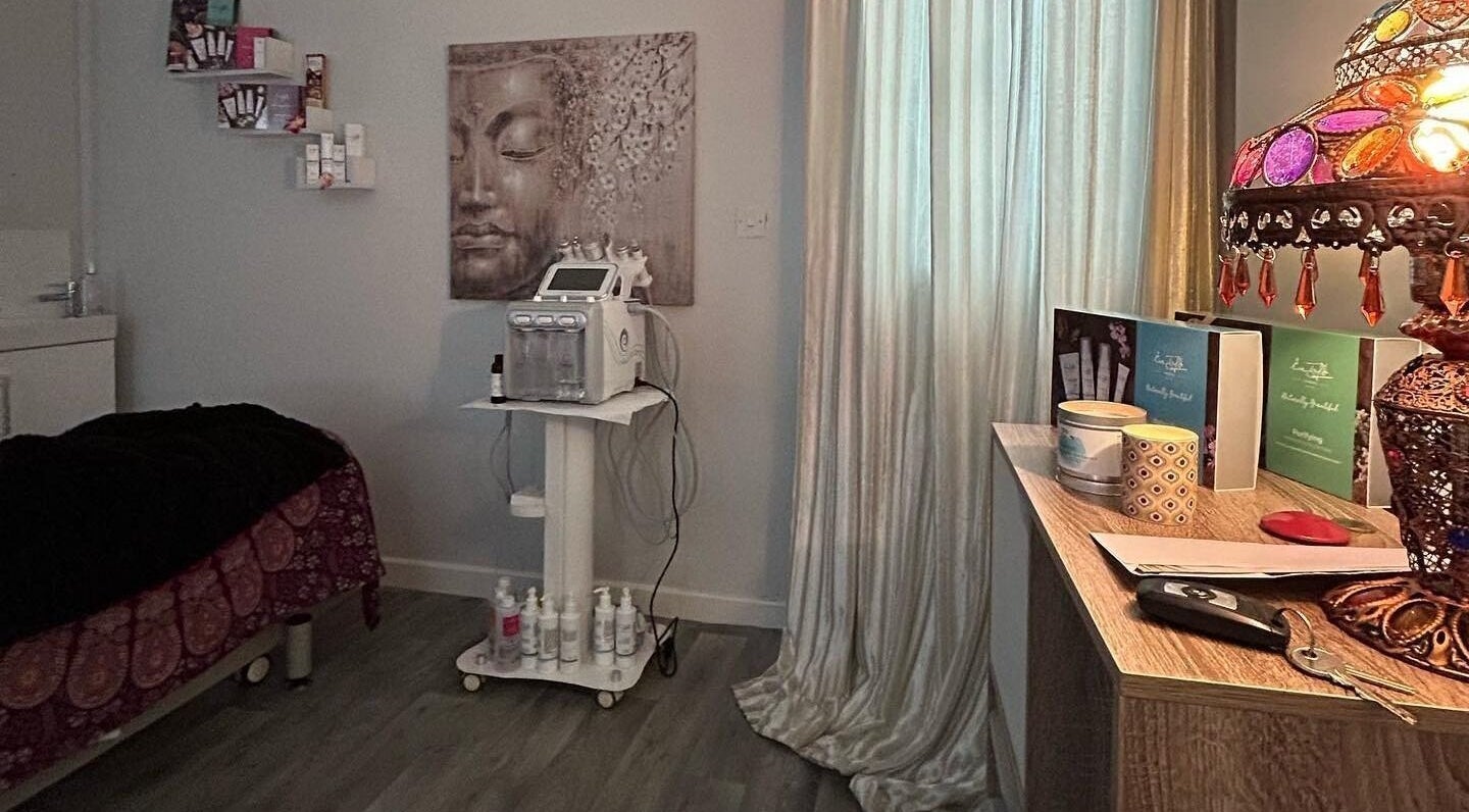 Tranquil therapy room at Beauty & Holistic Therapy, Thornaby, England, GB, featuring a serene decor and equipment.