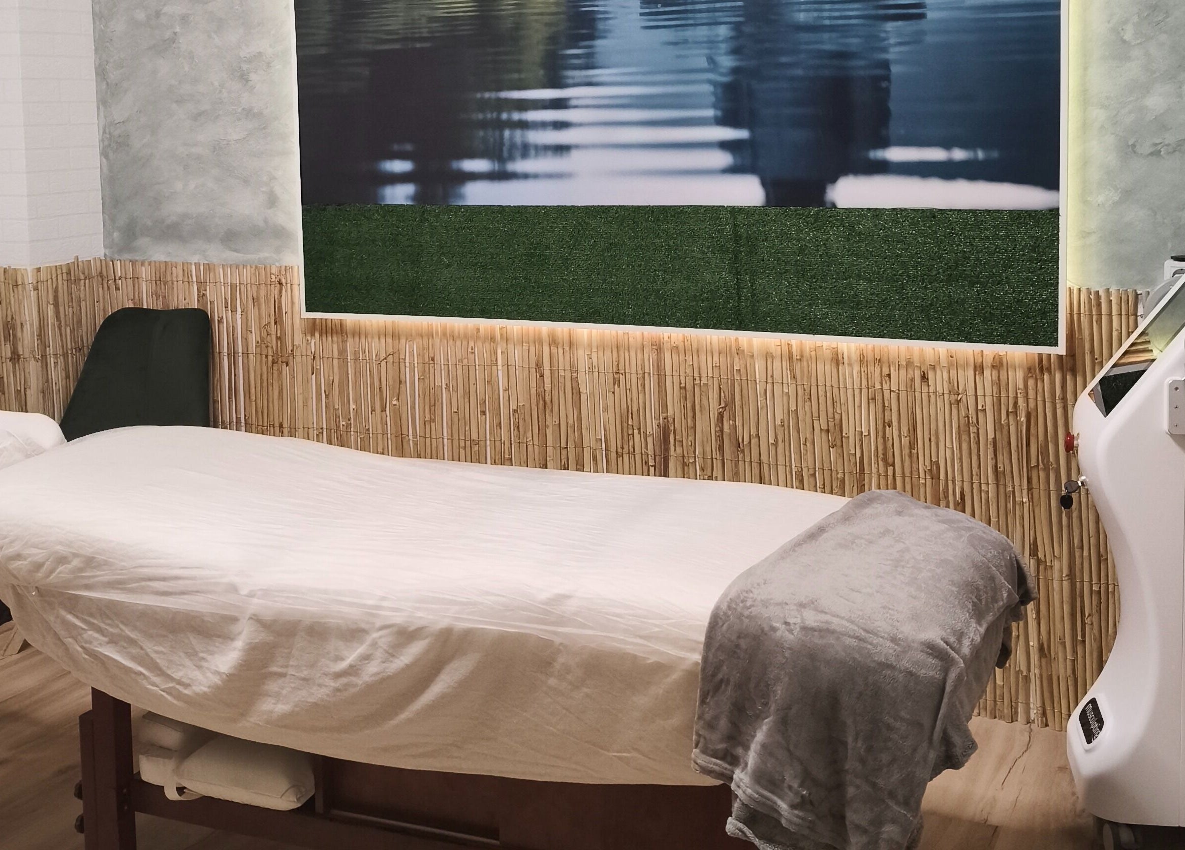 Camilla de masaje en Masajes Zen, Gasteiz, Euskadi, ES, con ambiente natural y acogedor.