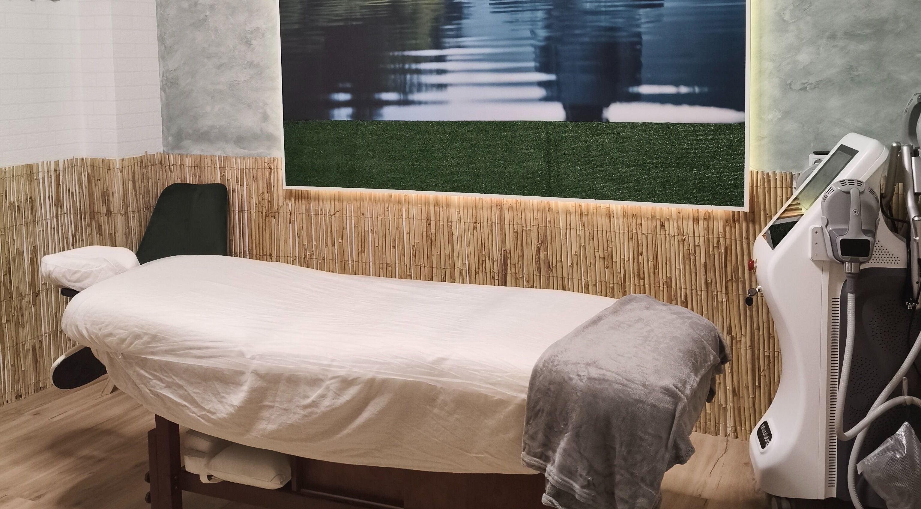 Camilla de masaje en Masajes Zen, Gasteiz, Euskadi, ES, con ambiente natural y acogedor.