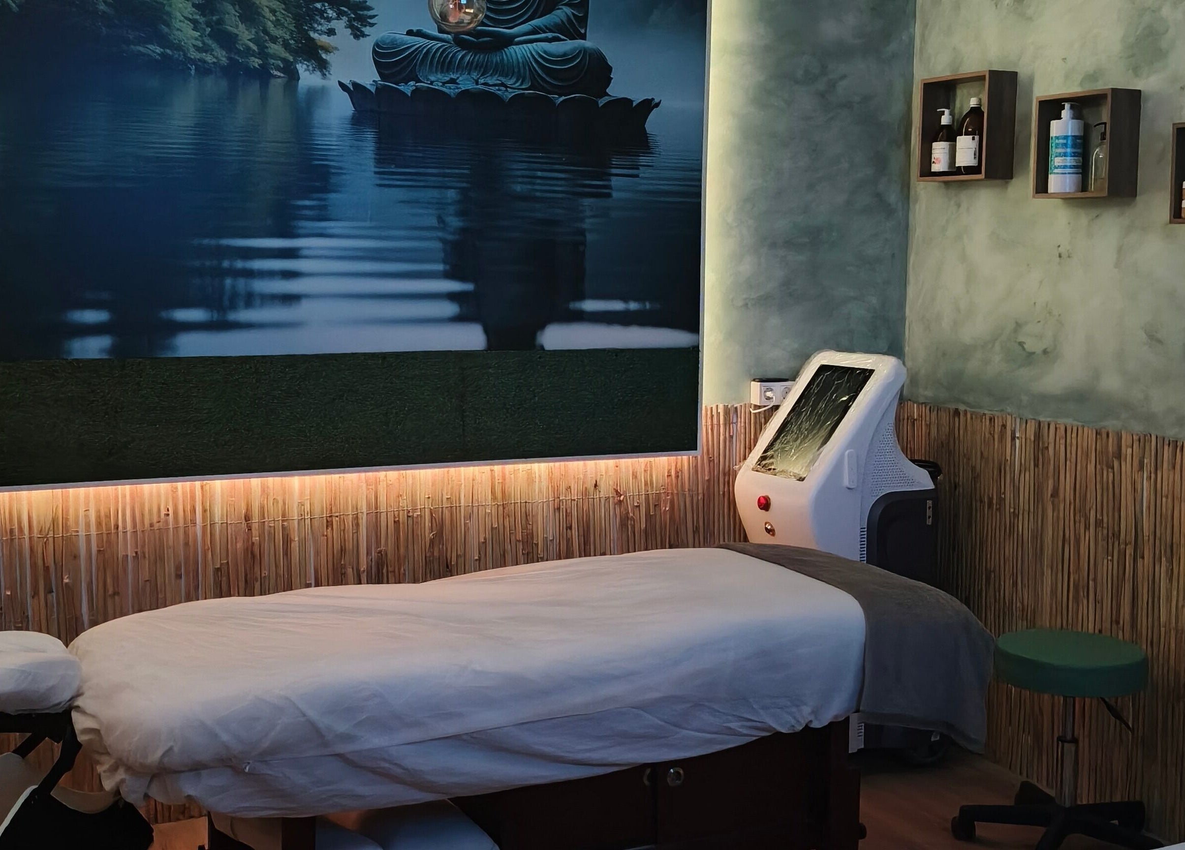 Sala de masajes en Masajes Zen, Gasteiz, Euskadi, ES, con cama y decoración relajante.