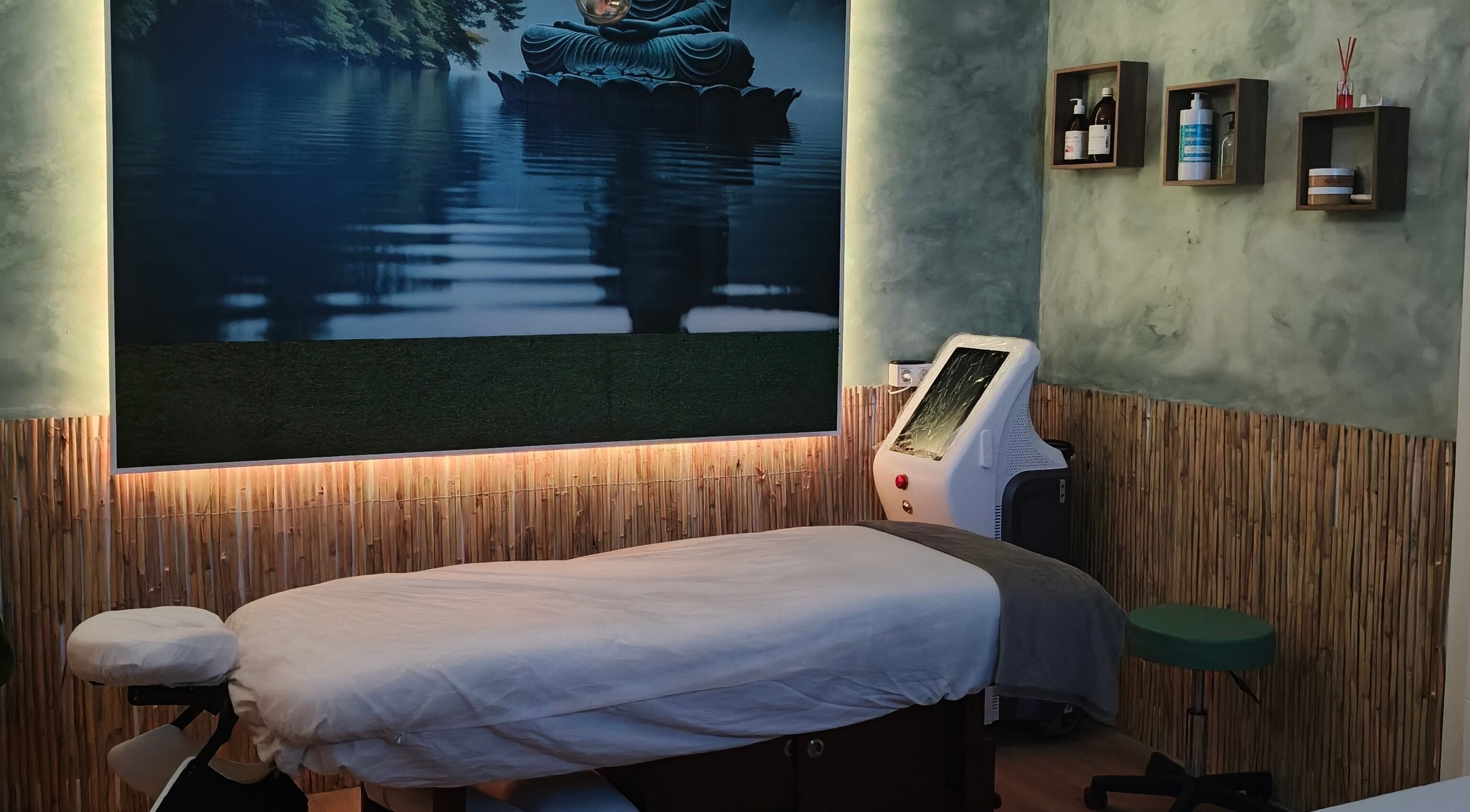 Sala de masajes en Masajes Zen, Gasteiz, Euskadi, ES, con cama y decoración relajante.