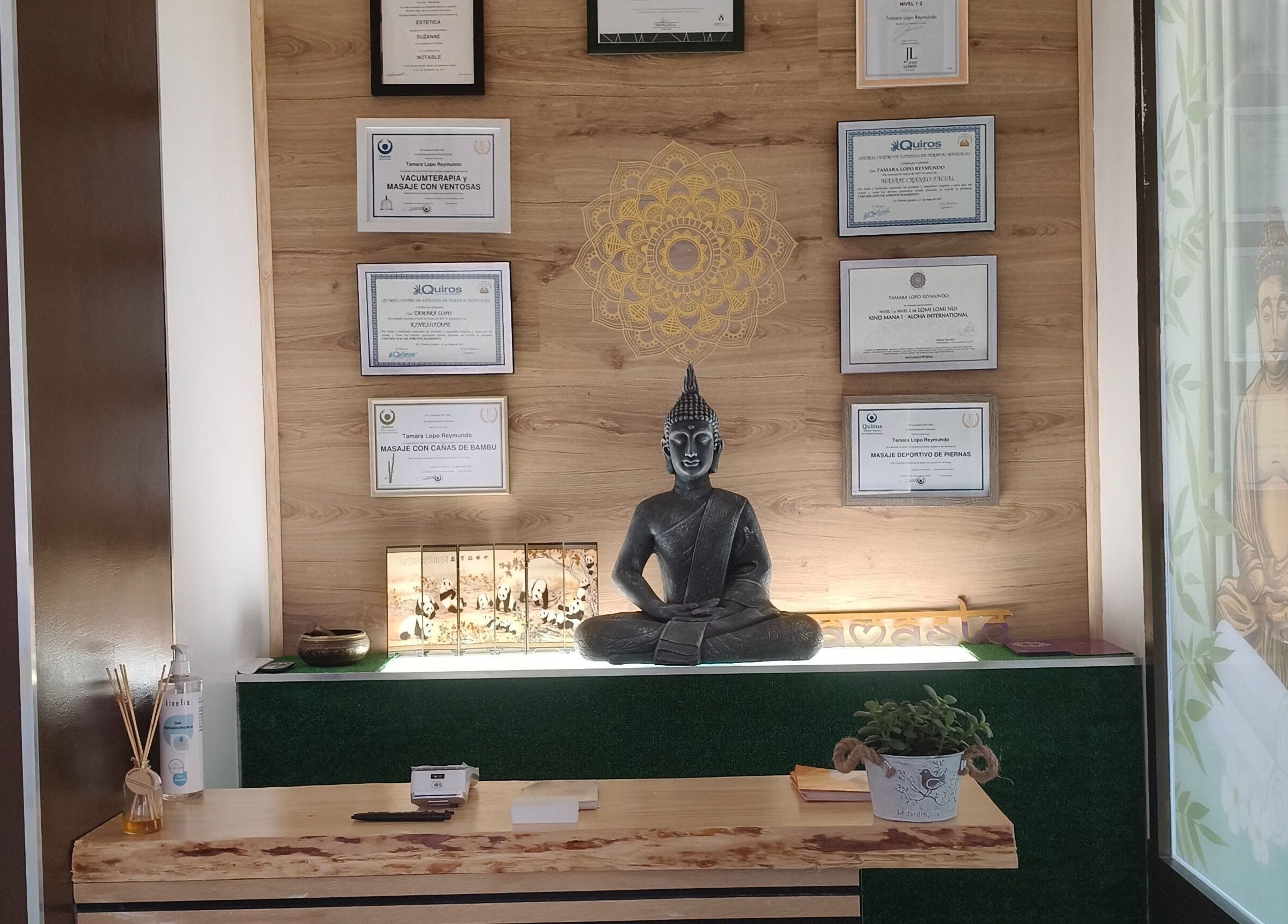 Recepción de Masajes Zen en Gasteiz, Euskadi, ES con estatua de Buda y certificados en la pared.