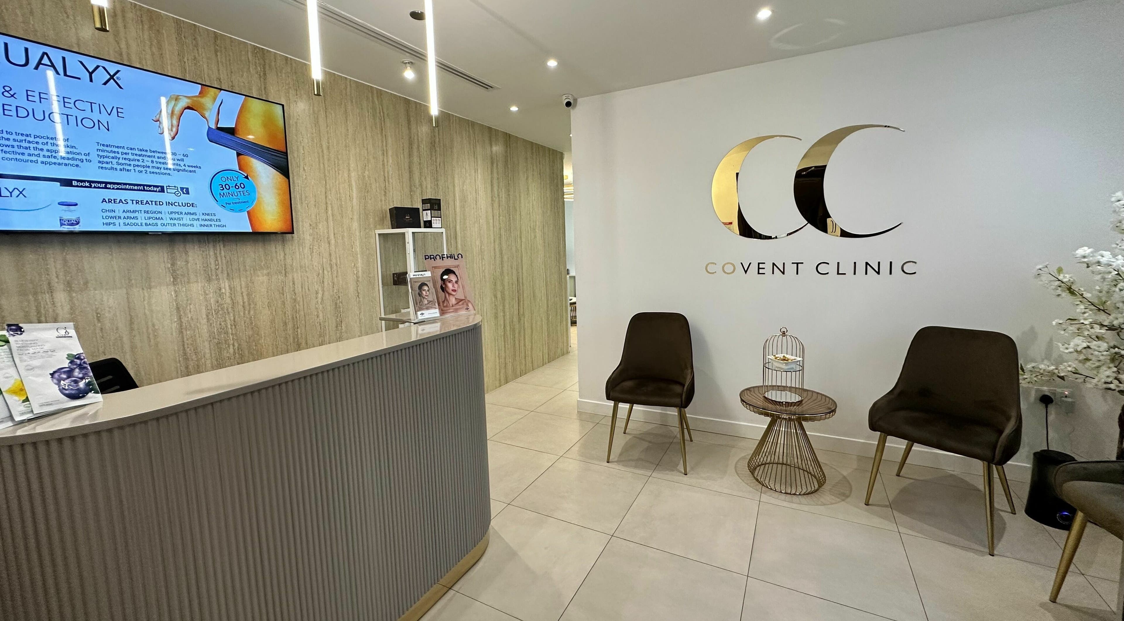 Elegant reception area at Covent Clinic in Dubai, Dubai, AE, showcasing modern design and welcoming atmosphere.