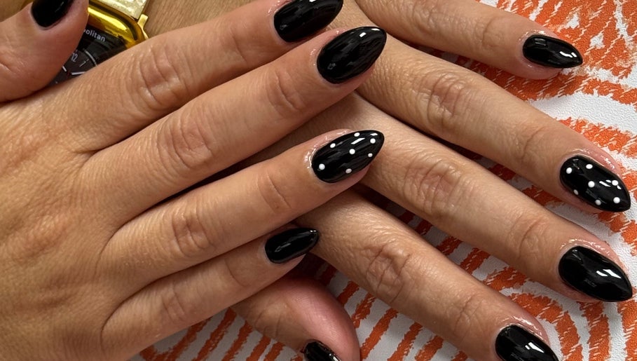 Uñas negras con diseño de puntos en Yane beauty nails, Doral, Florida, US.