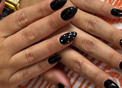 Uñas negras con diseño de puntos en Yane beauty nails, Doral, Florida, US.