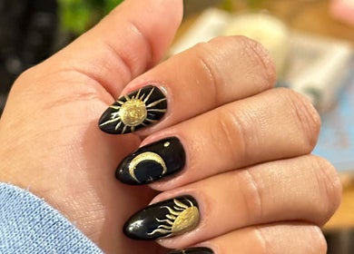 Uñas con diseño solar y lunar en negro y dorado en Yane beauty nails, Doral, Florida, US.