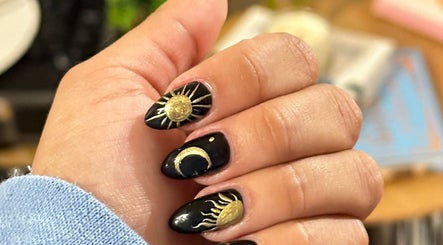 Uñas con diseño solar y lunar en negro y dorado en Yane beauty nails, Doral, Florida, US.