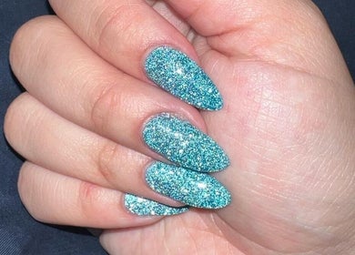 Uñas con esmalte azul brillante en Yane beauty nails, Doral, Florida, US. Destaca en cualquier ocasión.