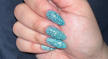 Uñas con esmalte azul brillante en Yane beauty nails, Doral, Florida, US. Destaca en cualquier ocasión.