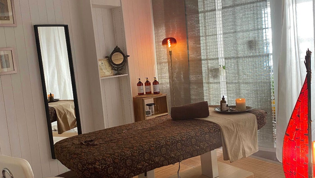 Salle de massage chez PRĀNA Massage à Les Rousses, Bourgogne-franche-comté, FR, décor paisible et serein.