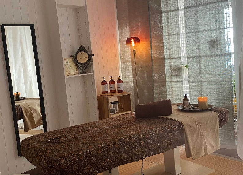 Salle de massage chez PRĀNA Massage à Les Rousses, Bourgogne-franche-comté, FR, décor paisible et serein.