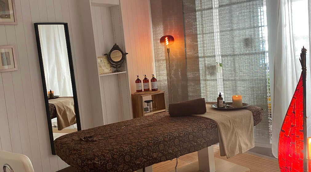 Salle de massage chez PRĀNA Massage à Les Rousses, Bourgogne-franche-comté, FR, décor paisible et serein.