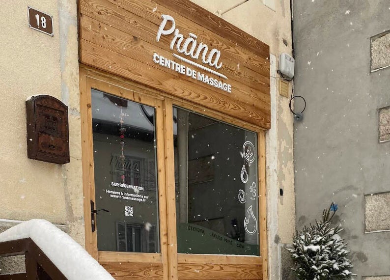 Entrée de PRĀNA Massage à Les Rousses, Bourgogne-franche-comté, FR, sous la neige.
