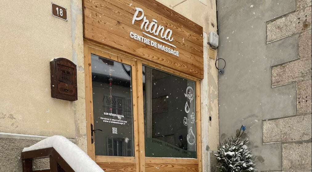 Entrée de PRĀNA Massage à Les Rousses, Bourgogne-franche-comté, FR, sous la neige.