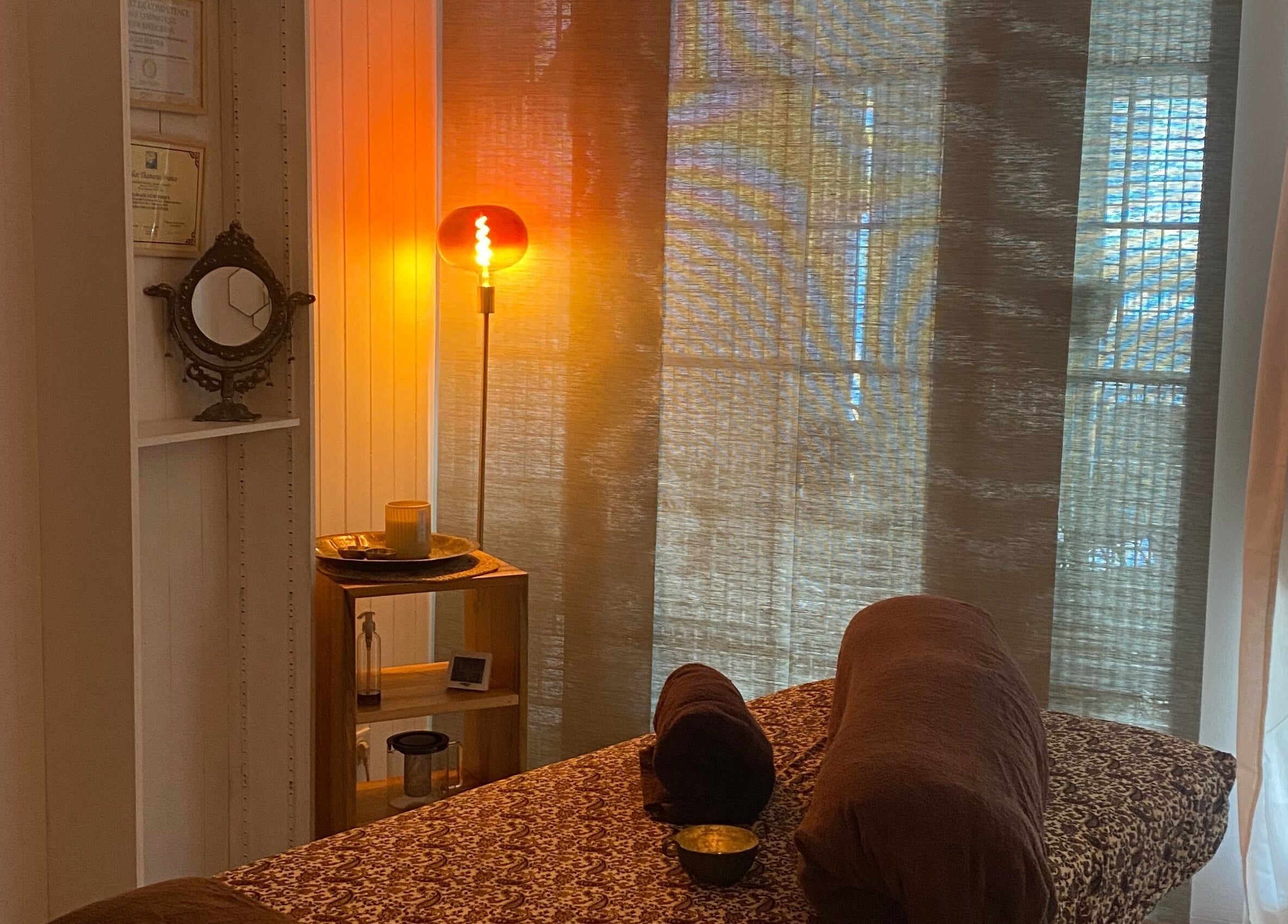 Salle de massage PRĀNA Massage, Les Rousses, Bourgogne-franche-comté, FR, éclairée doucement pour la relaxation.