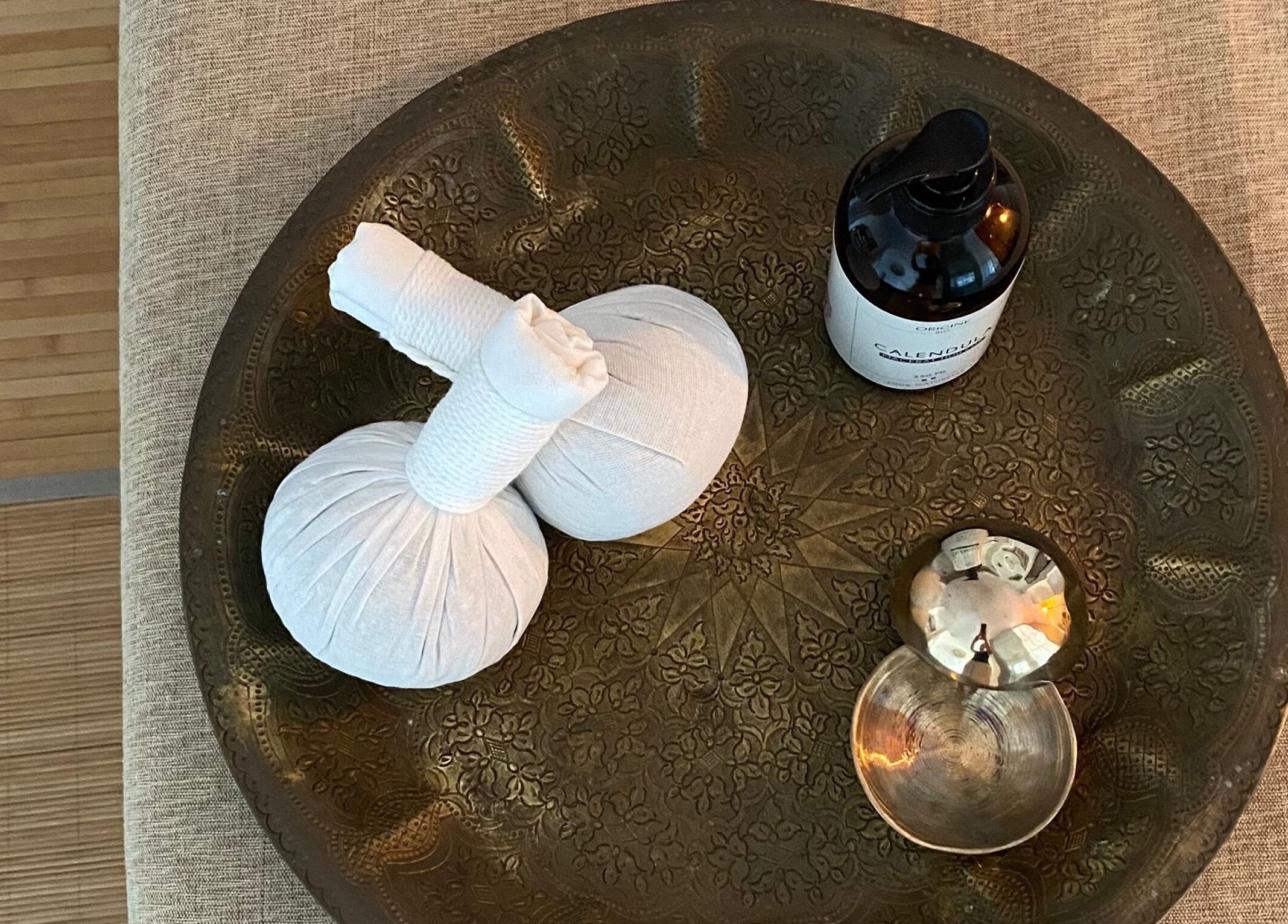 Plateau de massage avec huiles et compresses chez PRĀNA Massage, Les Rousses, Bourgogne-franche-comté, FR.