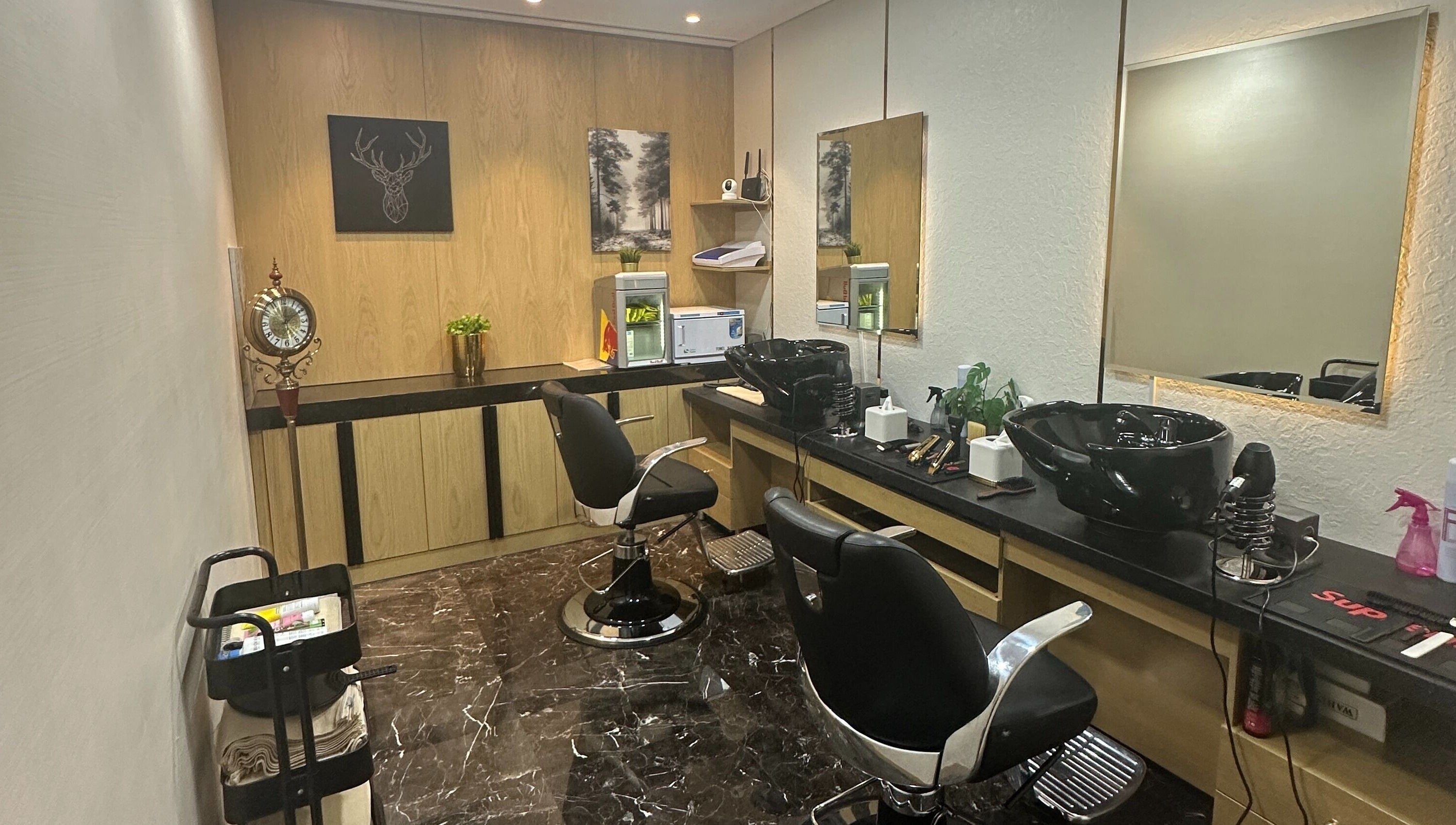Relaxing salon interior at Sharp Look | Hilton Olaya, الرياض, منطقة الرياض, SA, with stylish chairs and decor.