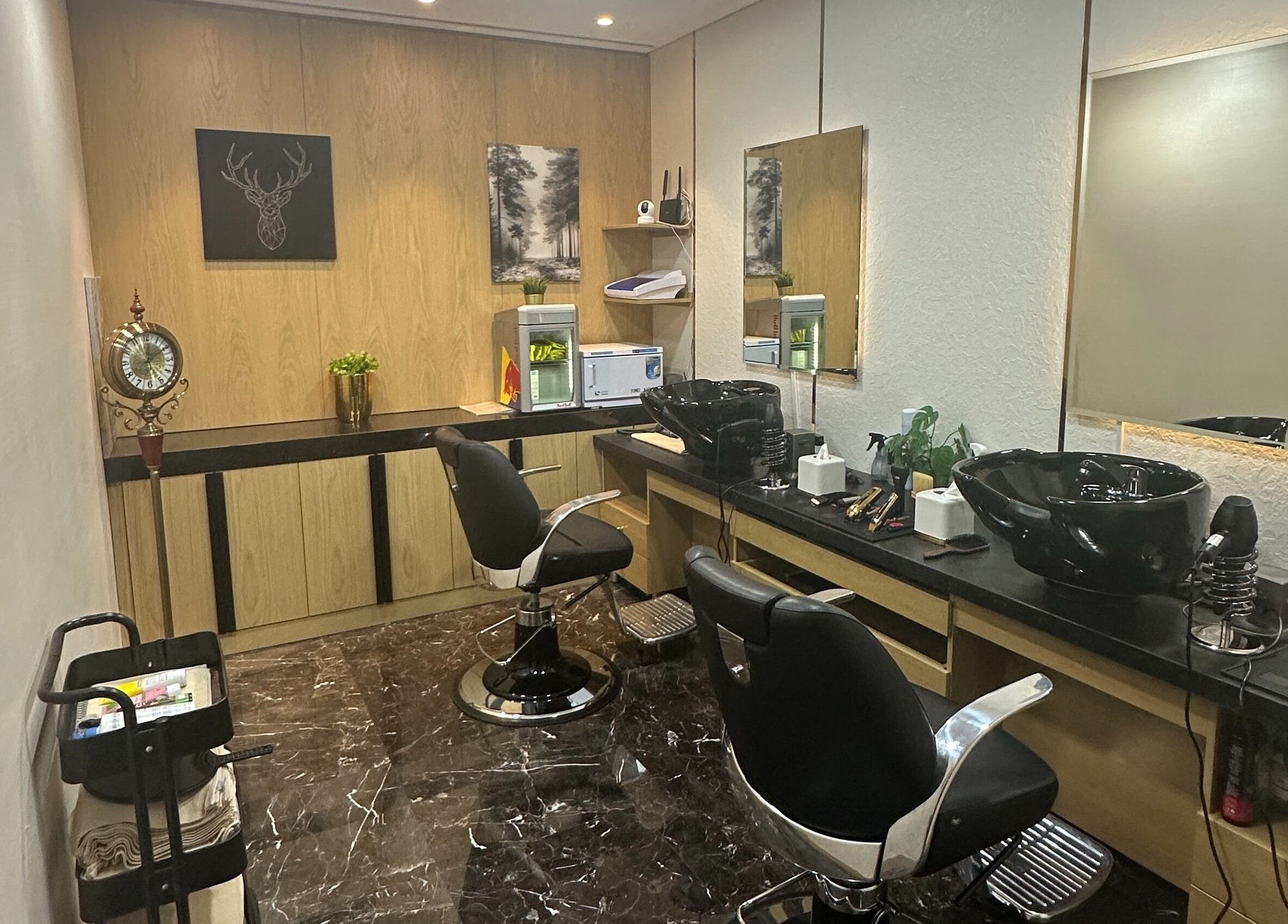Relaxing salon interior at Sharp Look | Hilton Olaya, الرياض, منطقة الرياض, SA, with stylish chairs and decor.